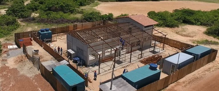 Vista aérea de canteiro de obras com contêineres