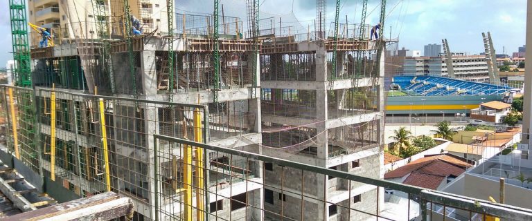 Edifício em construção com andaimes