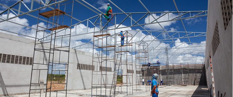 Estrutura metálica com andaimes em obra