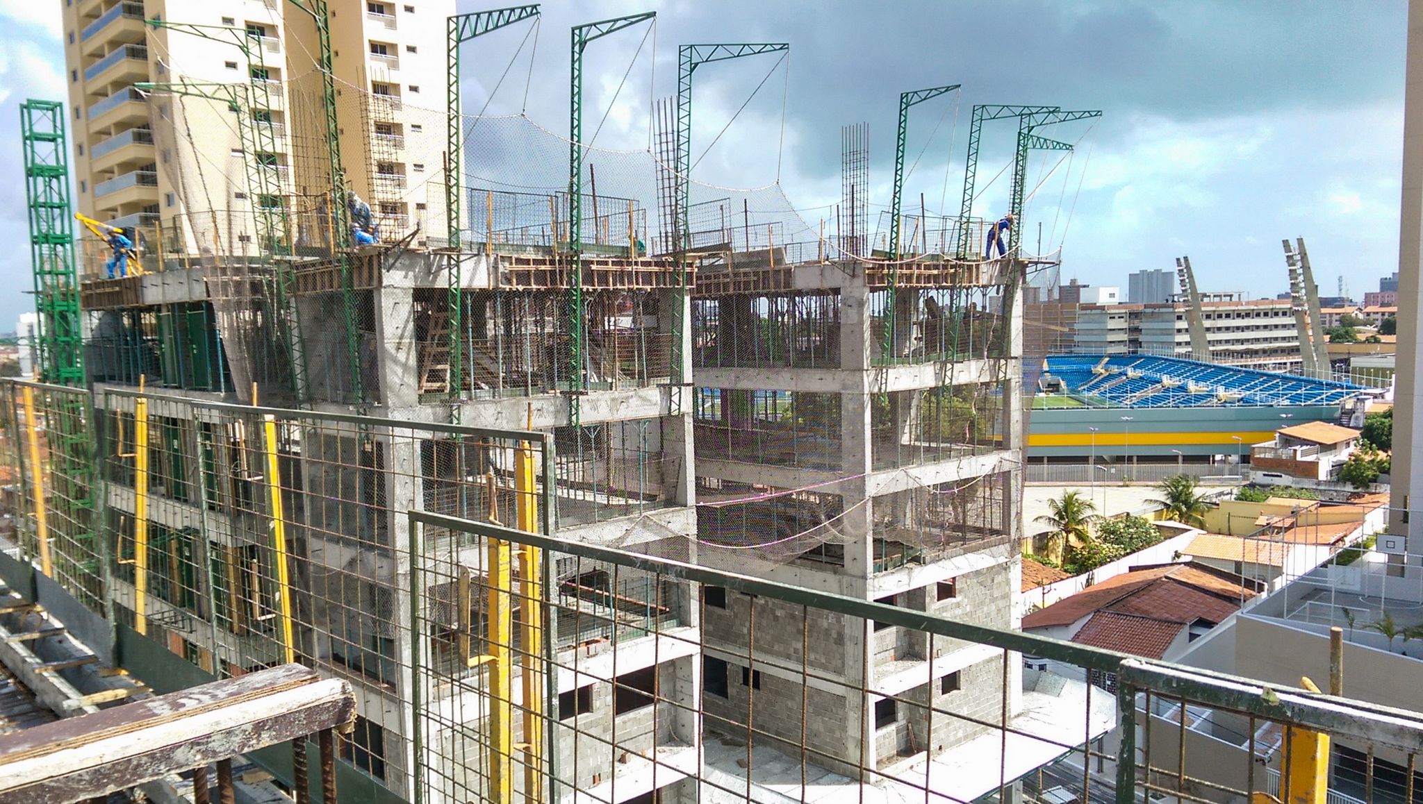 Edifício de vários pavimentos em construção, com estrutura de concreto e andaimes