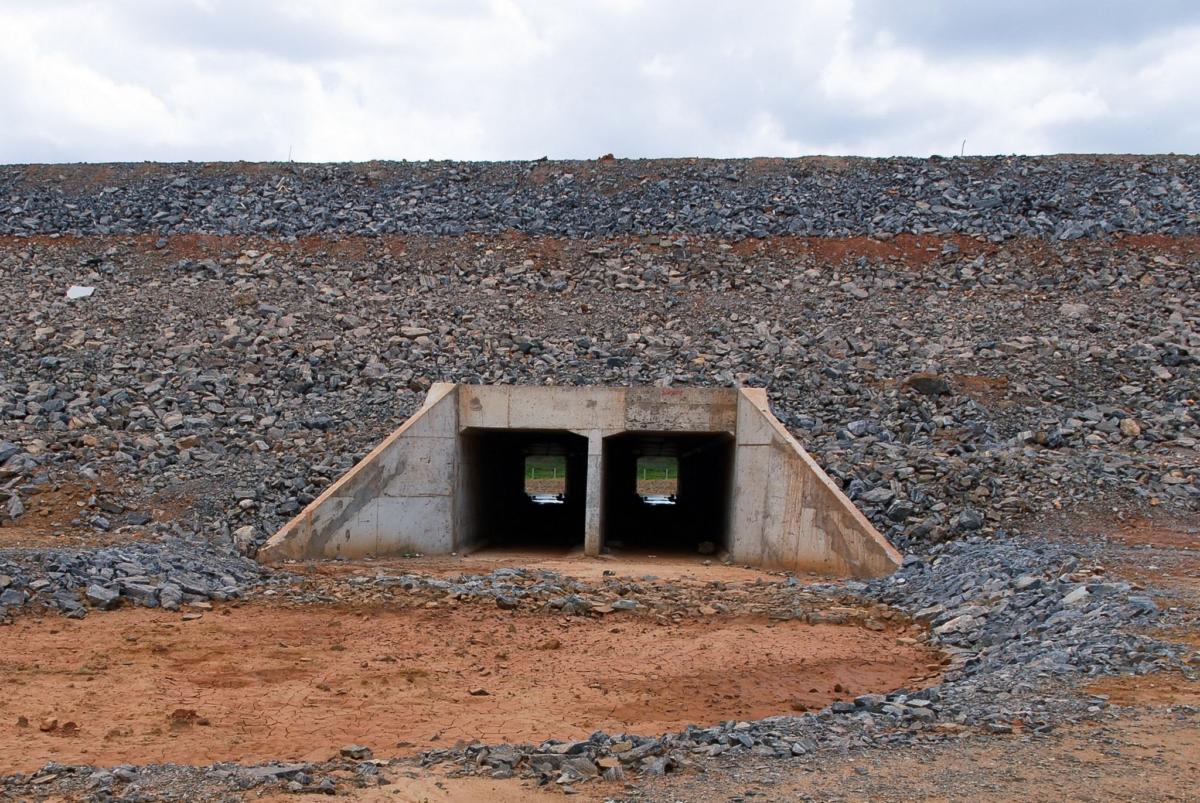 Bueiro de concreto com duas células em aterro de pedra