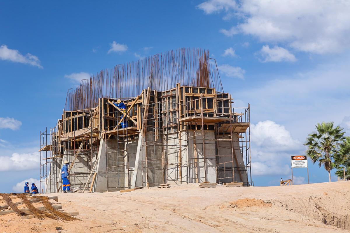 Estrutura de concreto com armadura e fôrmas de madeira