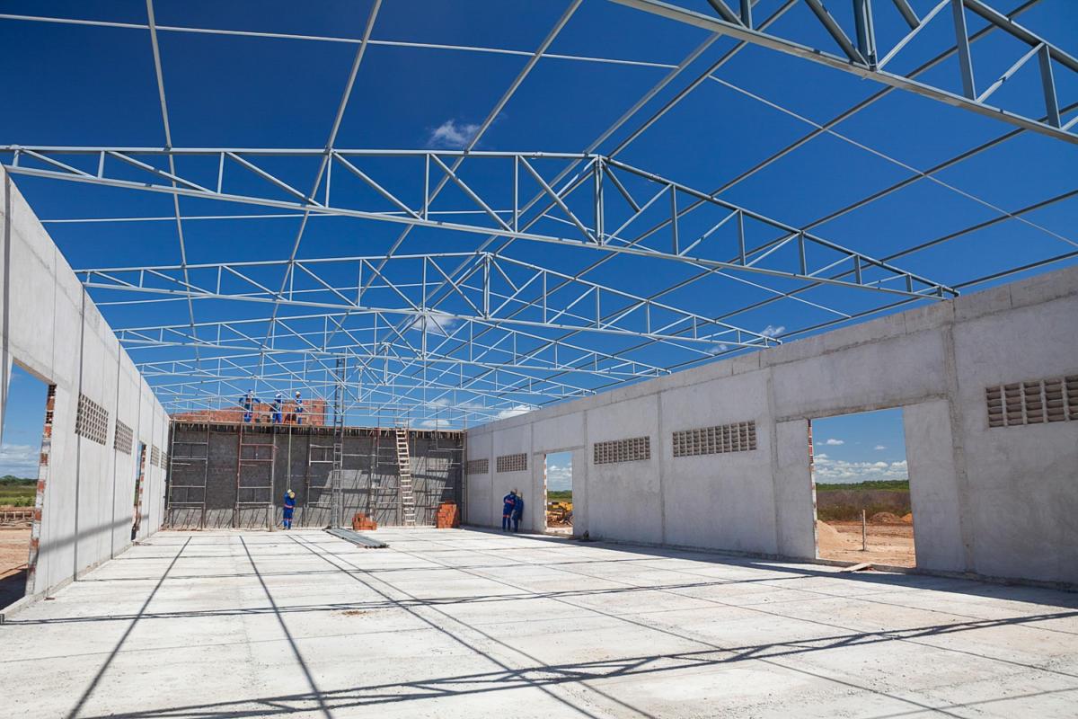 Interior de galpão com estrutura metálica de cobertura